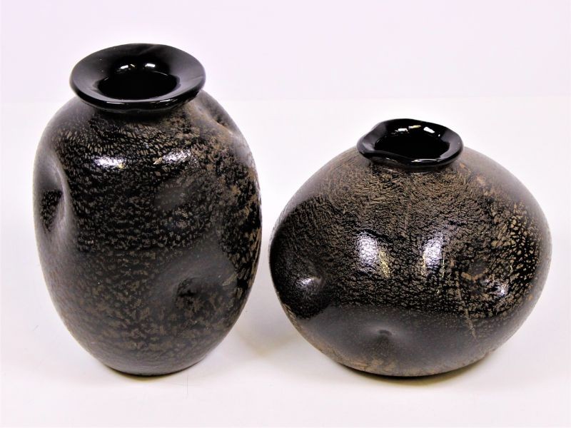 Set van 2 zwartgouden keramische vazen